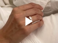 Hand is moving with ring on, Hand bewegt sich mit Ring