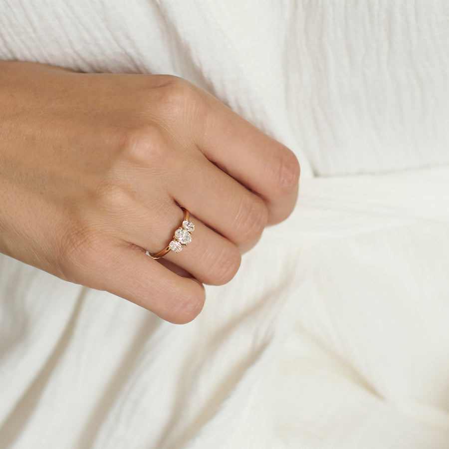 three stone ring Adriana with white diamonds worn on hand, ring mit drei weissen Steinen an Hand angezogen